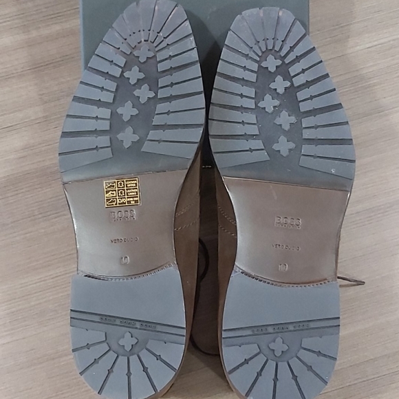 Hugo Boss Suede Chukka Boot. - Picture 4 of 4